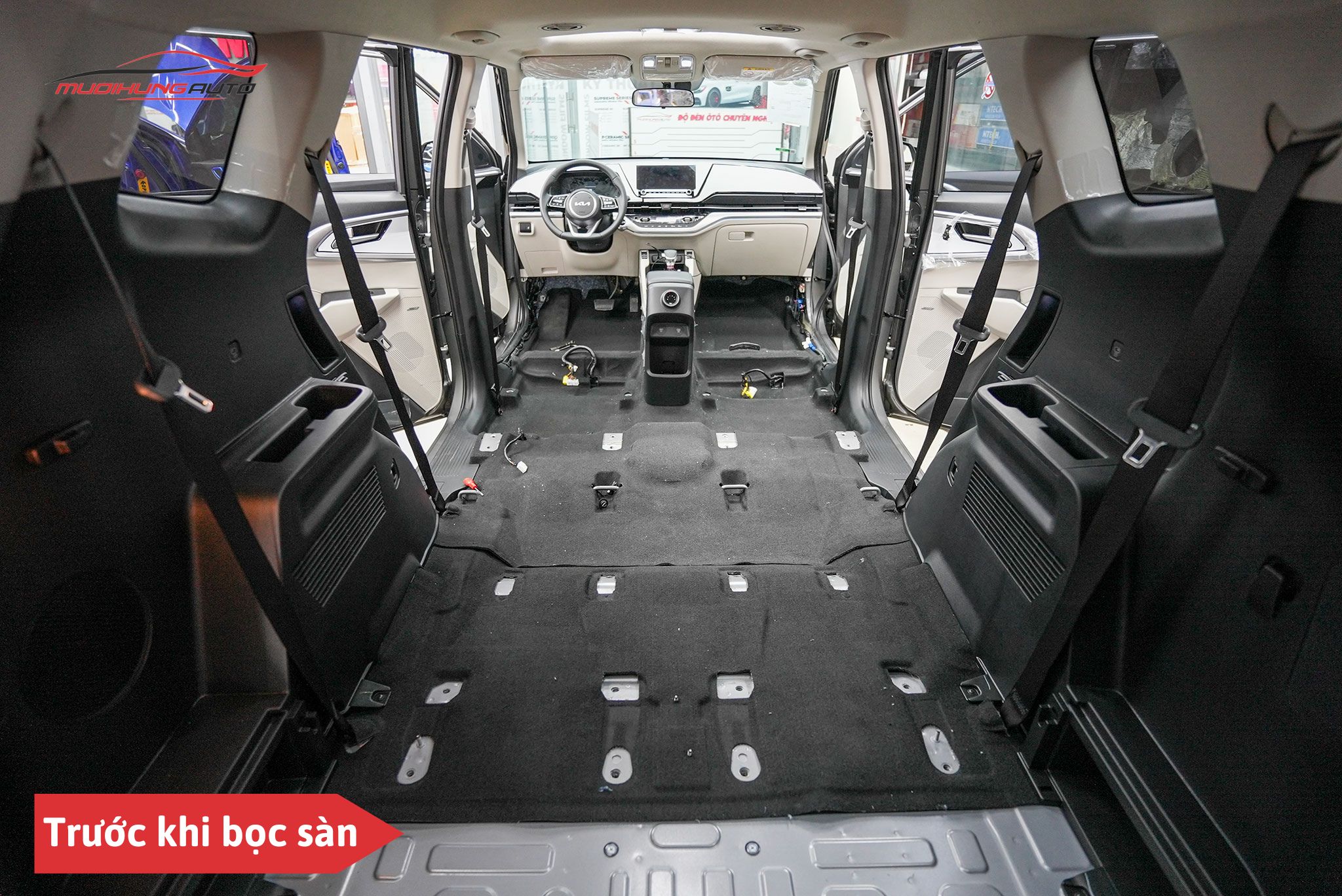 Trước khi lắp thảm lót sàn Lavor cho ô tô Kia Carens