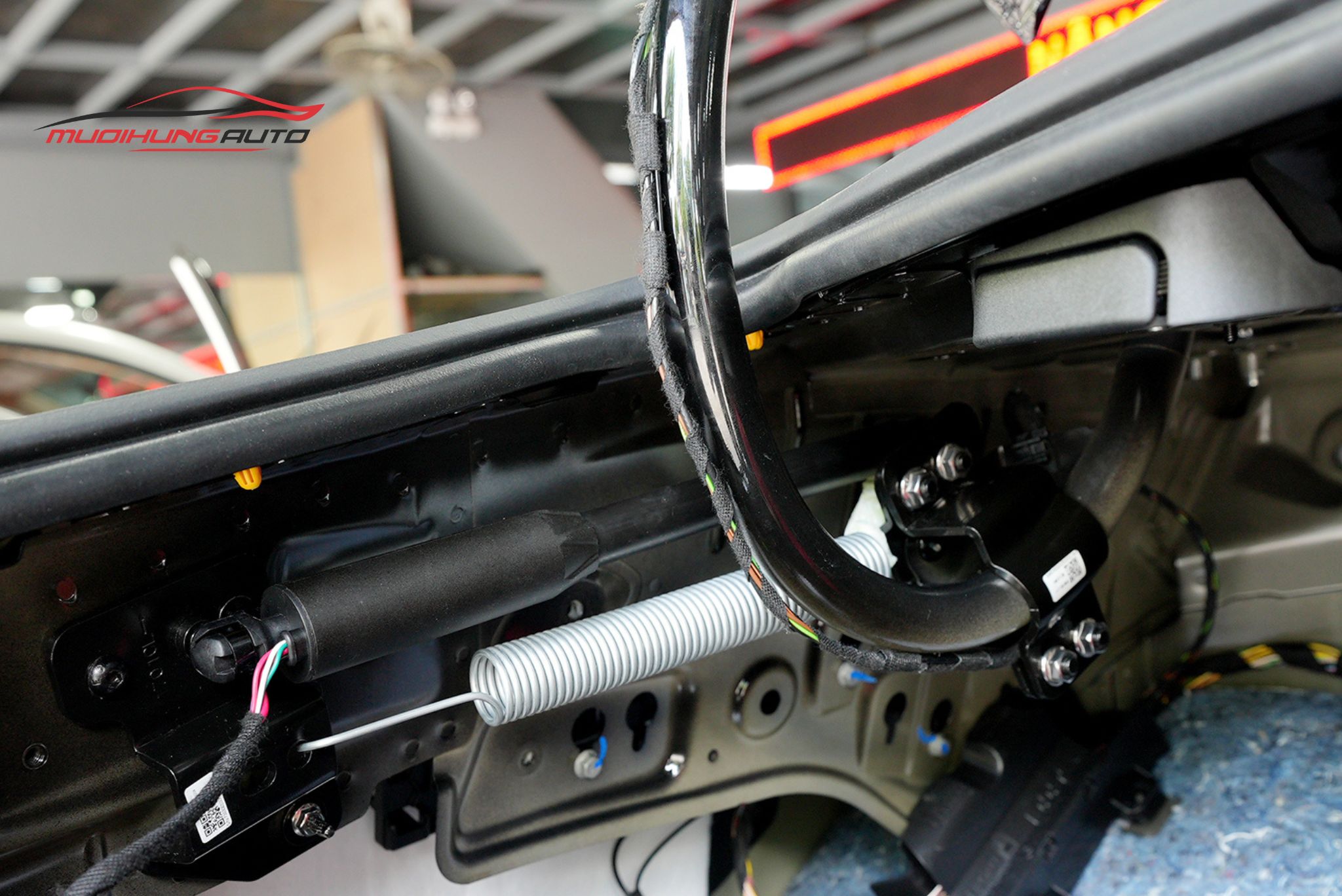 Ty cốp điện ô tô Mercedes E Class