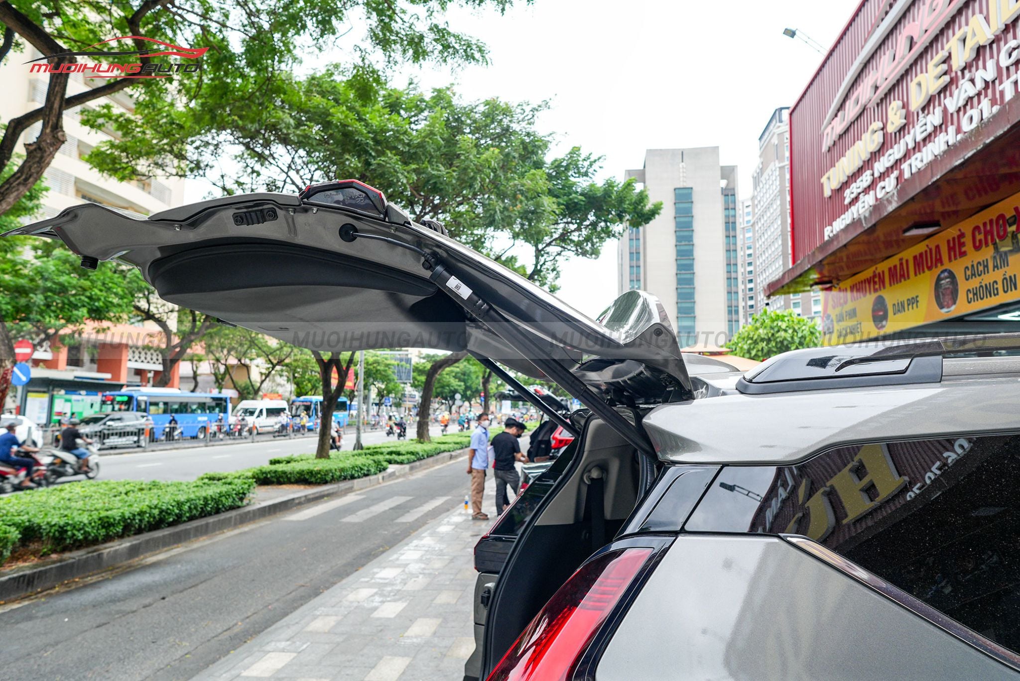 Ty cốp điện ô tô Mitsubishi Xpander Cross 2024