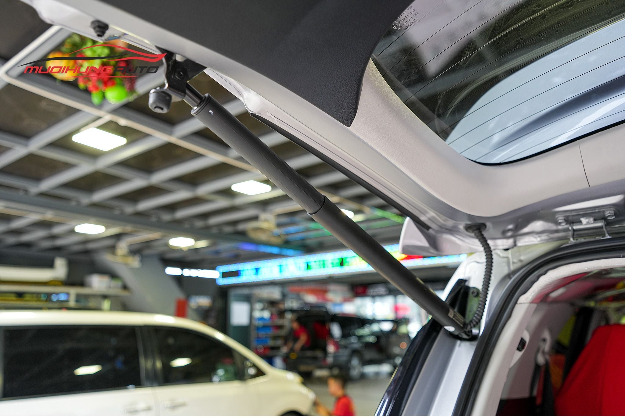 Ty cốp điện ô tô Toyota Fortuner đóng mở nhẹ nhàng, êm ái