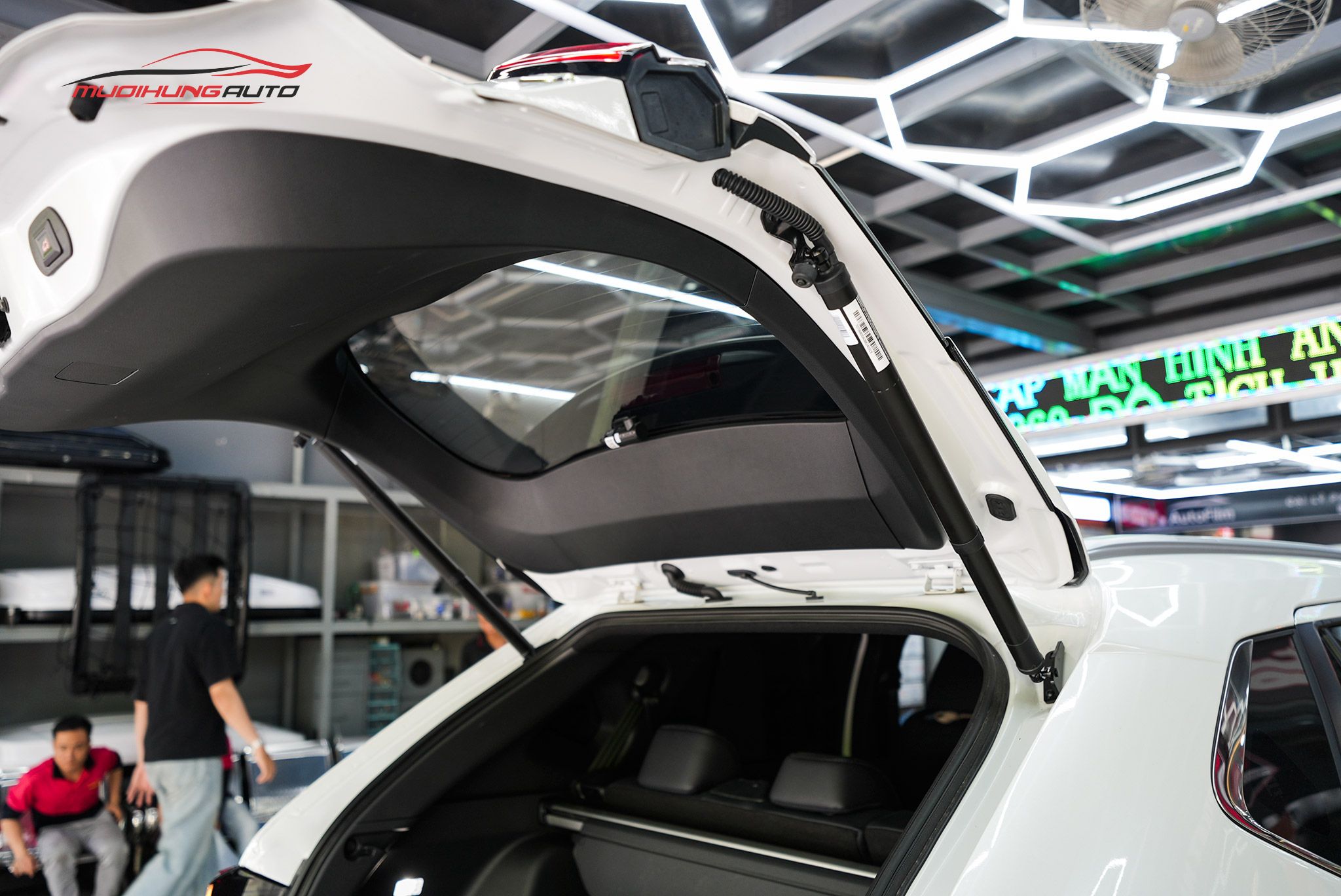 Ty cốp điện ô tô Yaris Cross 2024