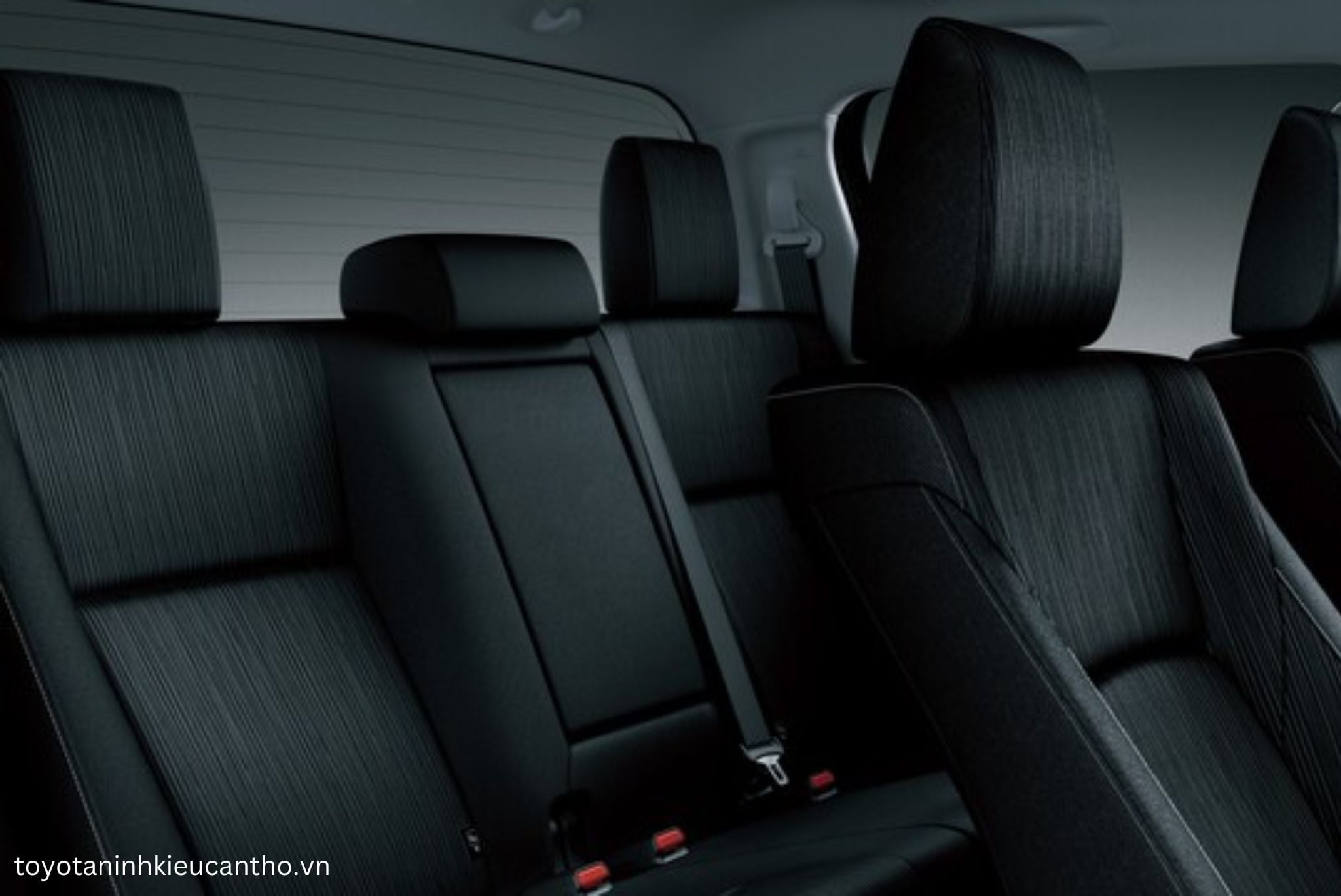 Toyota Hilux 2025 - Đánh giá chung, thông số, giá lăn bánh mới nhất 2/2025