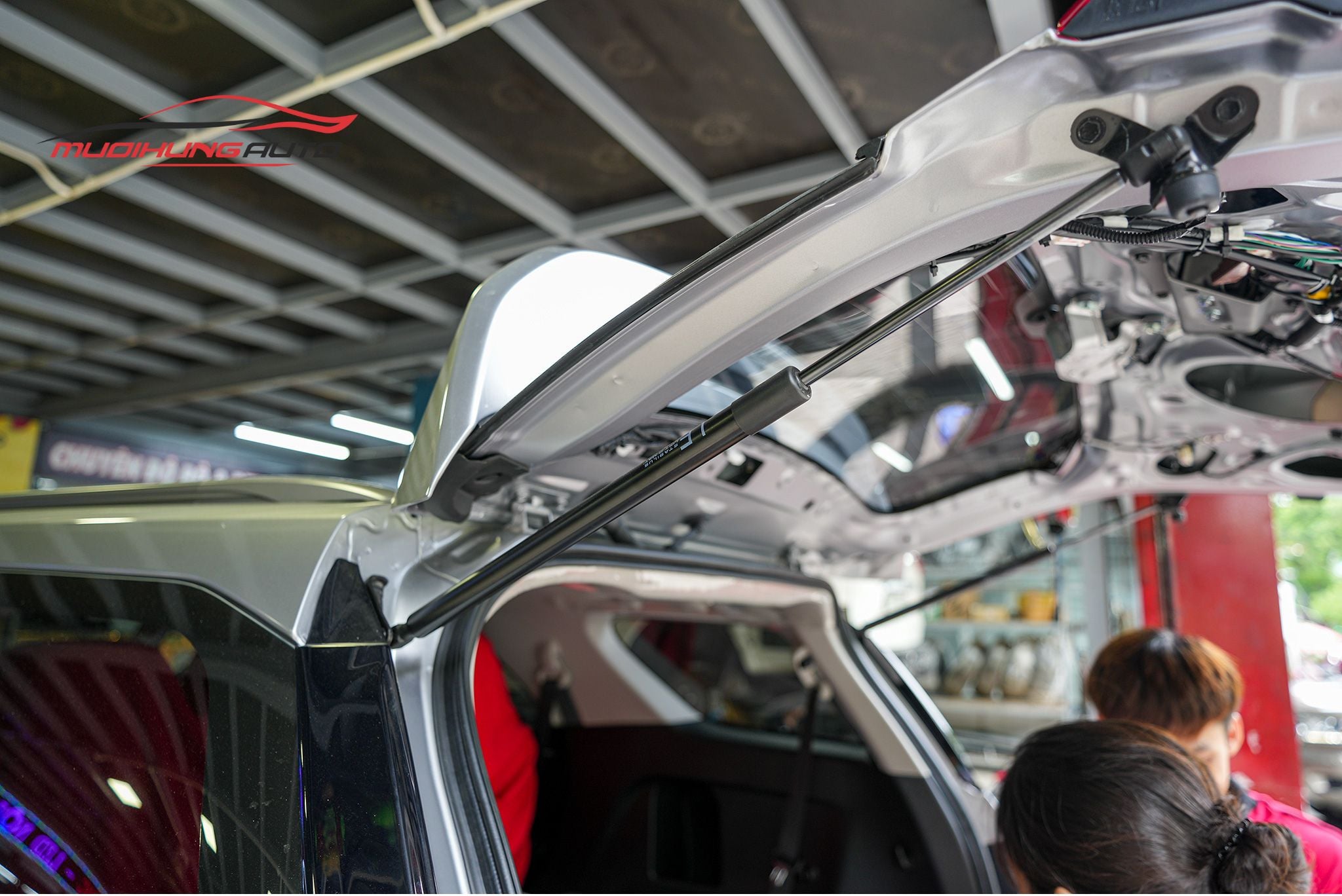 Xe Fortuner chưa có cốp điện, đang sử dụng cốp cơ nguyên bản