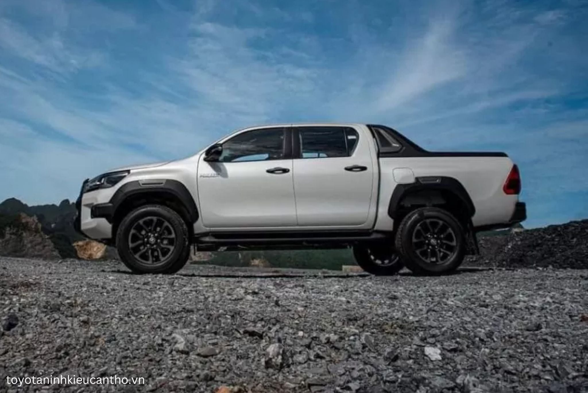 Toyota Hilux 2025 - Đánh giá chung, thông số, giá lăn bánh mới nhất 2/2025