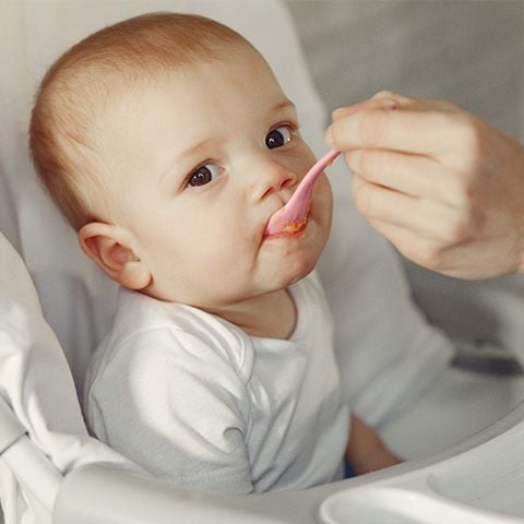 Khi nào mẹ có thể bắt đầu cho bé ăn dặm?