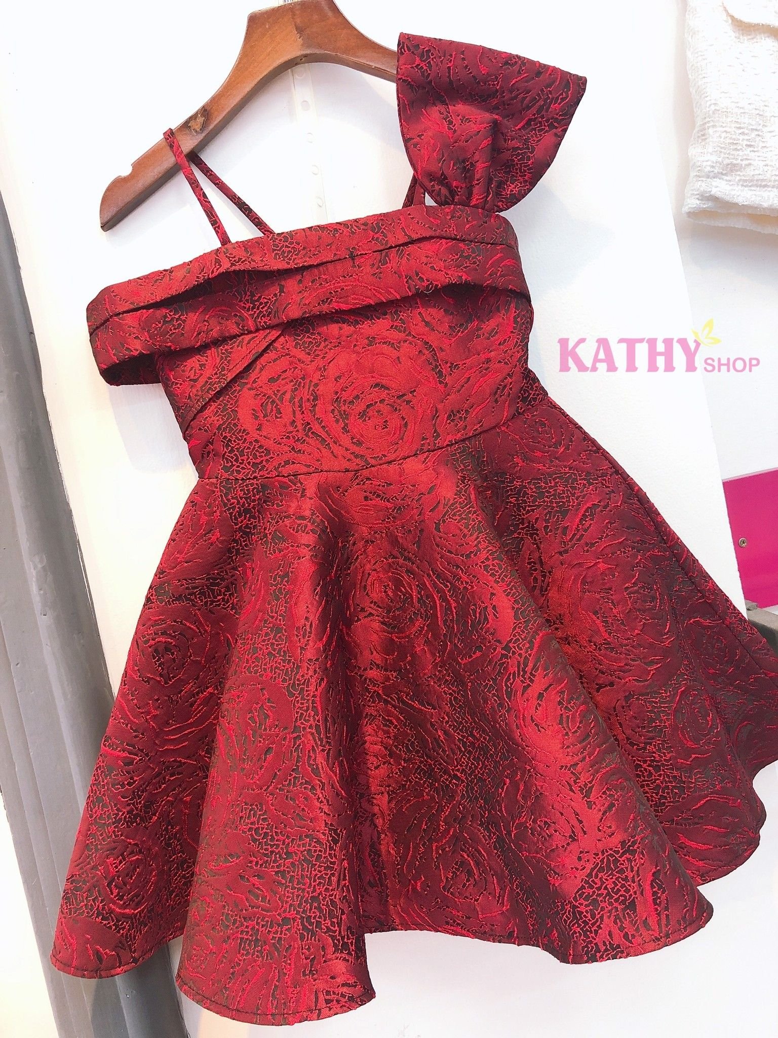 Đầm dạ hội hồng họa tiết hoa hồng 3D đính ngọc trai