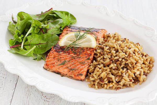 Salad gạo lứt ức gà rau củ