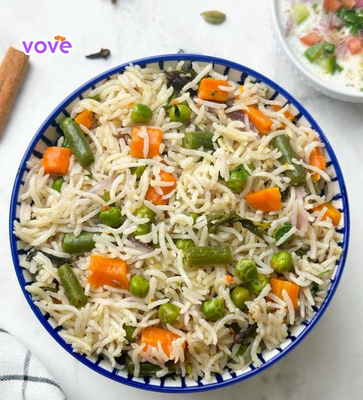 Cơm rau củ Vegetable Pulao nấu từ gạo Basmati hạt dài, hạt cơm tơi xốp, đầy màu sắc
