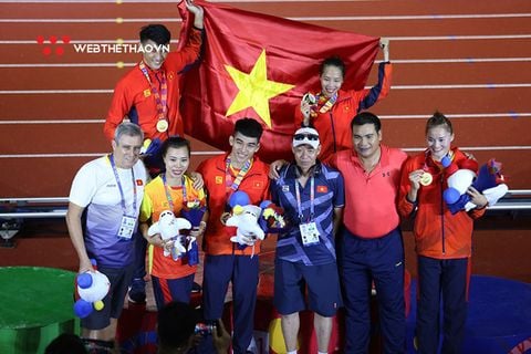 Quách Công Lịch bế thốc “em gái nhỏ” Quách Thị Lan mừng HCV SEA Games 30 lịch sử