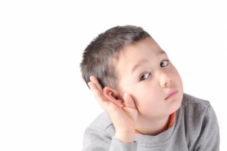 Sự nguy hiểm của tiếng ồn đến tai của trẻ em