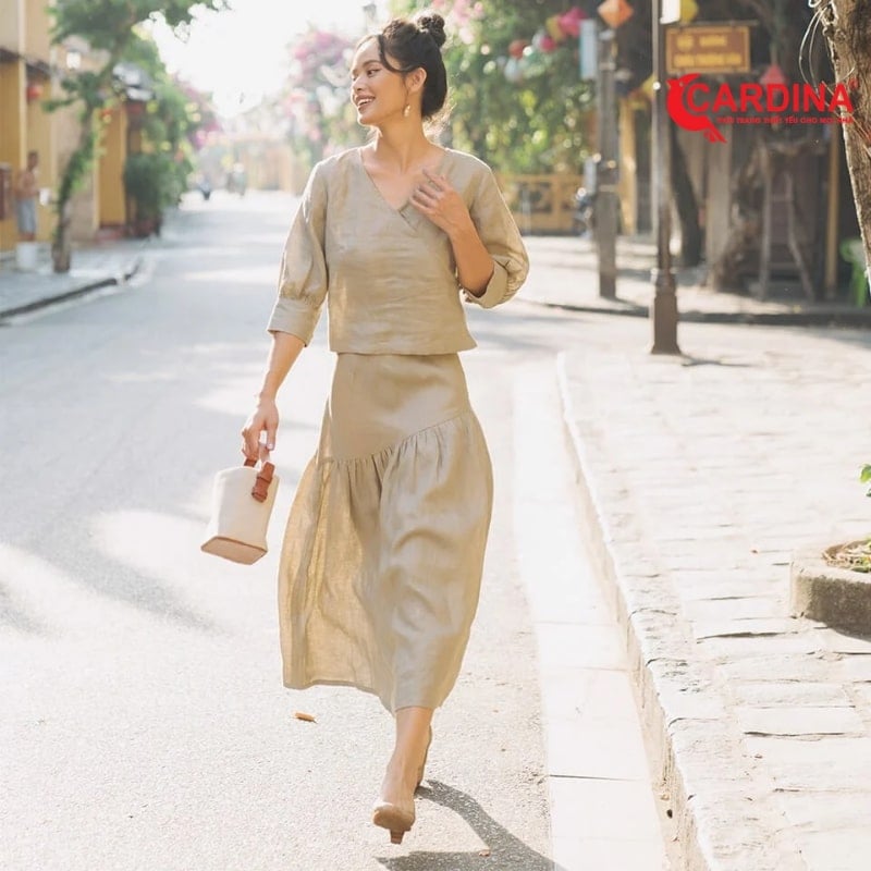Chân váy linen cùng với áo phông hoặc áo sơ mi