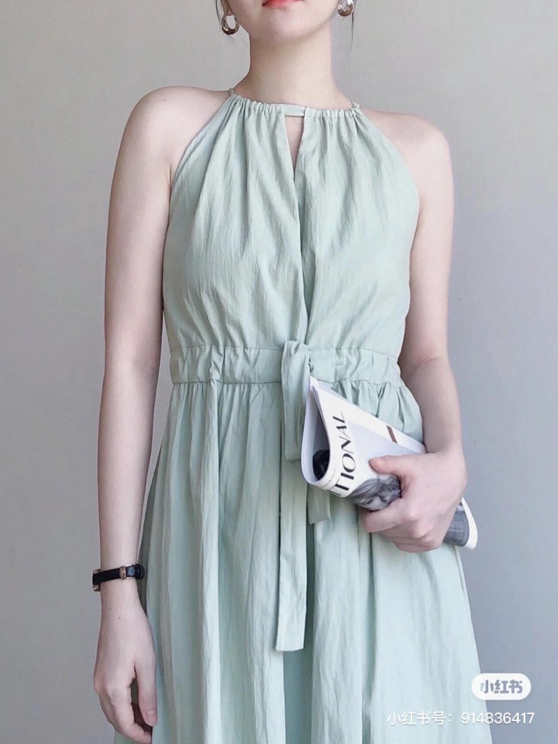 Tổng hợp 10+ Cách phối giày với váy yếm giúp bạn thu hút hơn - Giày Nữ Merly