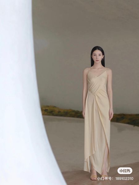 Ghim ngay 30 mẫu váy lụa suông đẹp nhất trendy nhất 2023
