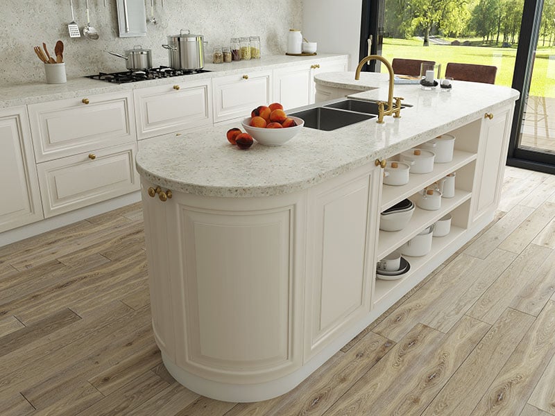 Đảo bếp làm bằng đá nhân tạo HI-MACS LG Hausys có thiết kế như một chiếc bàn đa năng