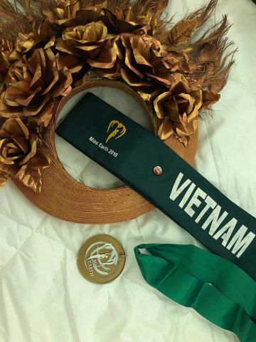 Á Hậu Nguyễn Phương Khánh xuất sắc giành huy chương vàng đại diên Châu Á-Thái Bình Dương trong phần thi trang phục dân tộc với thiết kế :