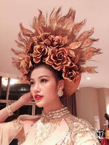 Người đẹp Việt giành Huy chương Vàng trang phục dân tộc mang tên 