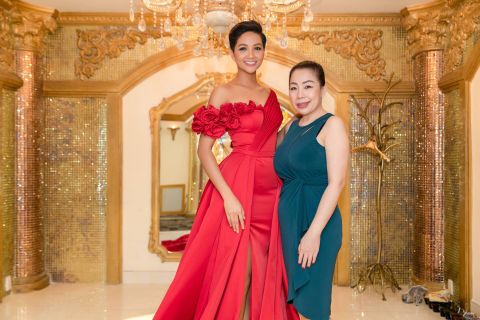 NTK Linh San giúp H'Hen Niê chuẩn bị trang phục thi Miss Universe