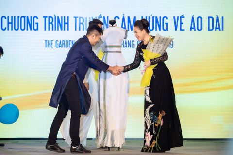 H'Hen Niê được NTK Linh San tặng mẫu áo dài đặc biệt