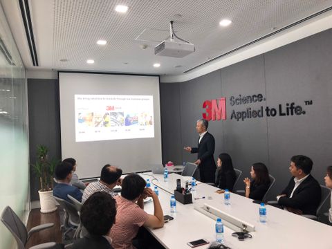 Làm việc cùng các cơ quan, doanh nghiệp Việt Nam