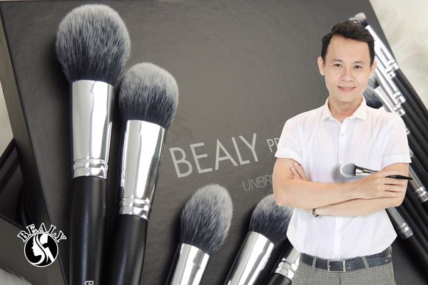 “PHÙ THỦY MAKEUP” ANDY PHAN CHIA SẺ BÍ MẬT DÙNG CỌ VỚI CỌ XẾP LỚP BEALY