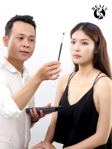 TRAI NGHIEM HOT TREND CO XEP LOP BEALY VOI PHU THUY MAKE UP ANDY PHAN