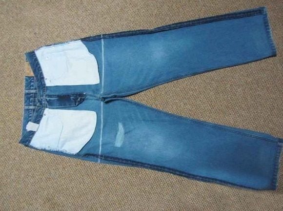 chuẩn bị 1 chiếc quần jean cũ không sử dụng