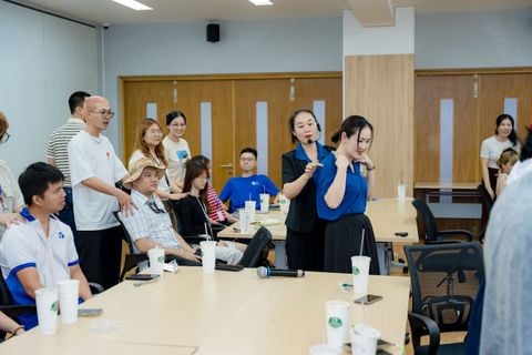 Workshop massage cổ vai gáy cho nhân viên công sở