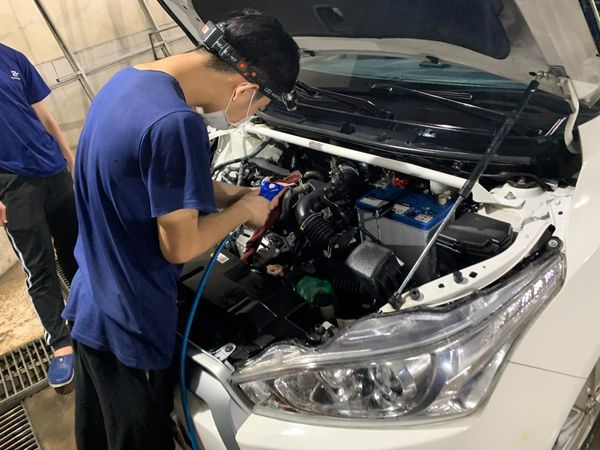Rửa khoang máy và dọn nội thất xe Yaris tại TMCARe cơ sở Mễ Trì ngày 19/4/2021