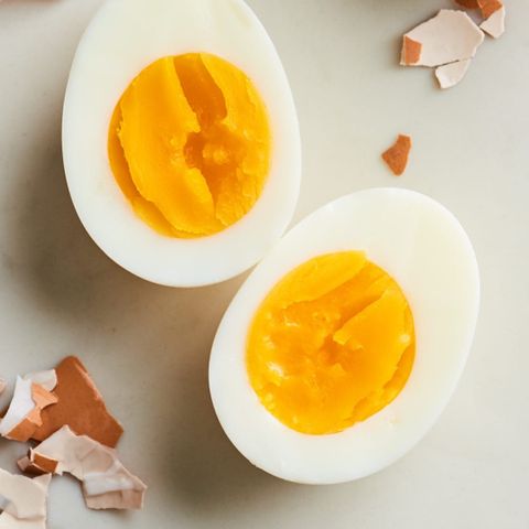 Trứng gà luộc bao nhiêu calo? Lợi ích sức khỏe từ món trứng gà luộc