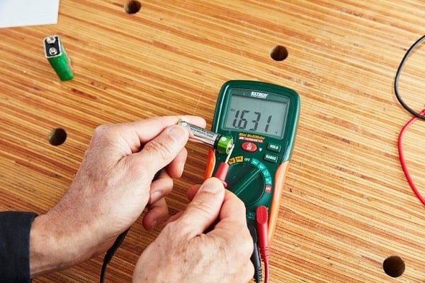 Đo dung lượng pin bằng đồng hồ vạn năng