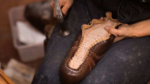 Giày Da Thủ Công - Nơi Tinh Hoa Truyền Thống Gặp Gỡ Phong Cách Hiện Đại