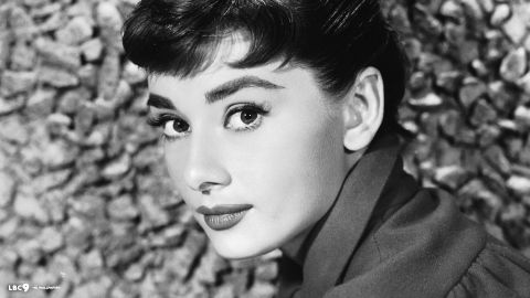 Audrey Hepburn - Vì Tinh Tú Sáng Mãi Trong Làng Thời Trang Thế Giới