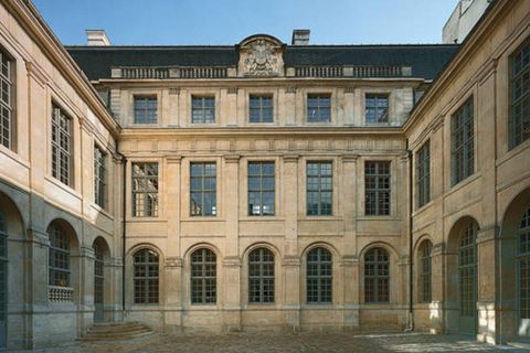 France Glance | Danh Sách 12 Cửa Hàng Thời Trang Lâu Đời Nhất Tại Thành Phố Paris