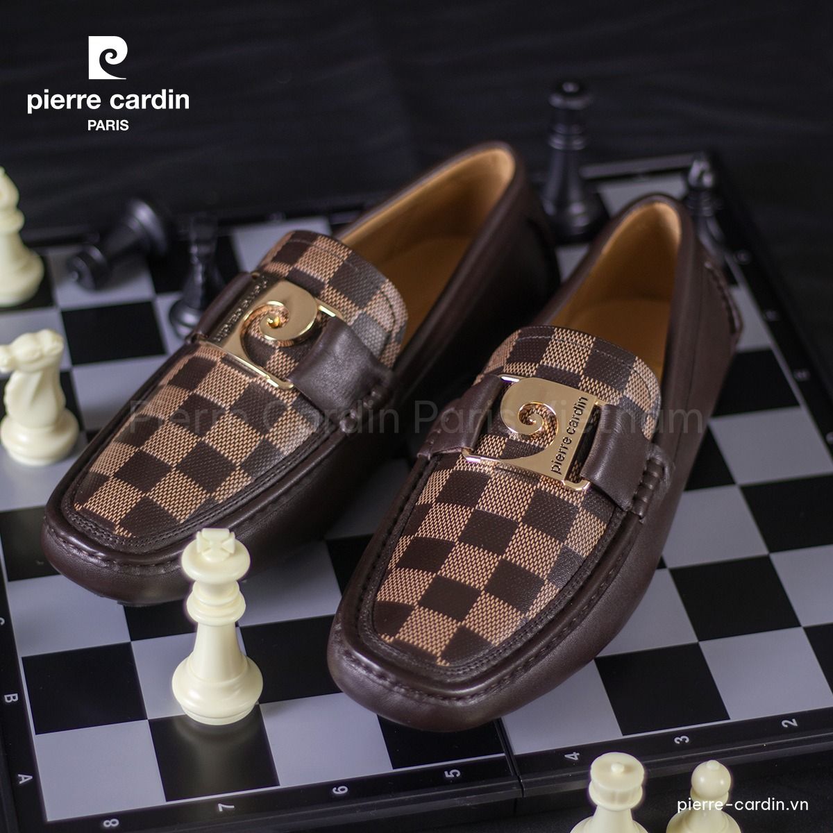 Đôi giày Casual #525 của Pierre Cardin được lấy cảm hứng từ hình ảnh của quân vua trong cờ vua - biểu tượng của quyền lực và sự trường tồn.