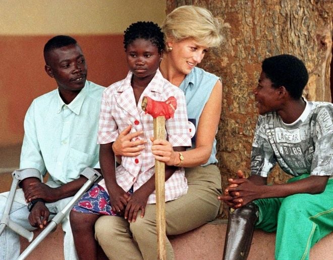 Công nương Diana đến thăm Angola