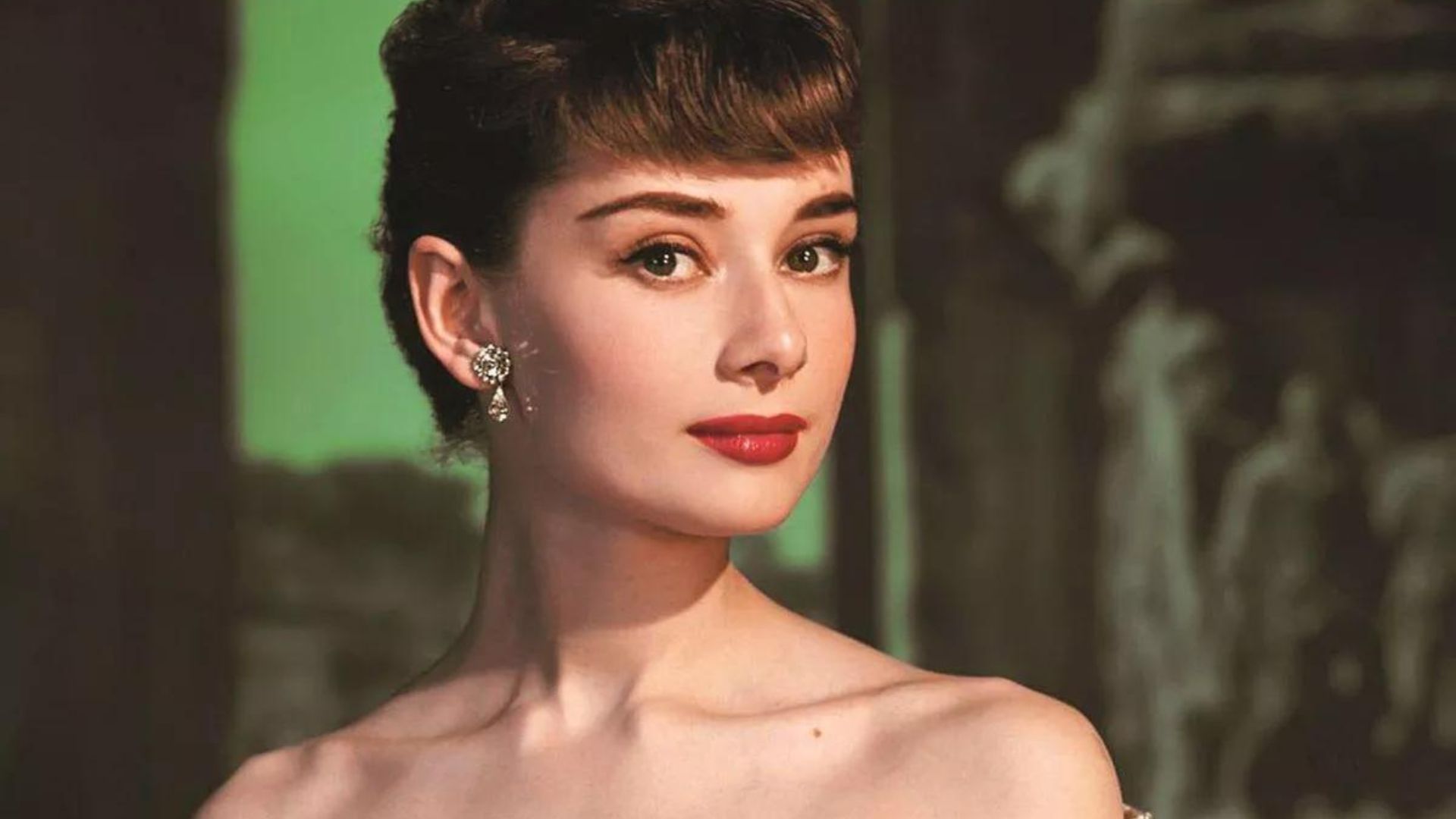 Vẻ đẹp trứ danh của Đại Minh Tinh - Audrey Hepburn