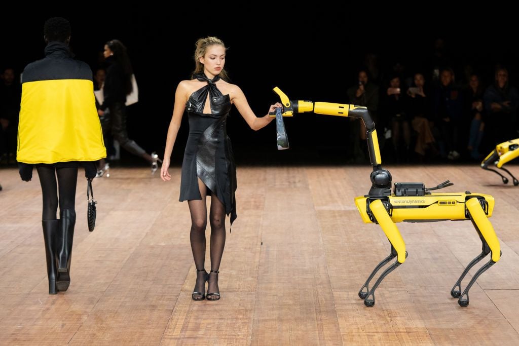 Pierre Fashion Week 2023: Sân khấu tương tác đặc biệt của Corpeni