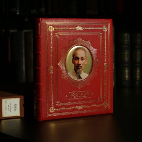 Ấn bản đặc biệt S100 - Hồ Chí Minh tiểu sử bằng hình