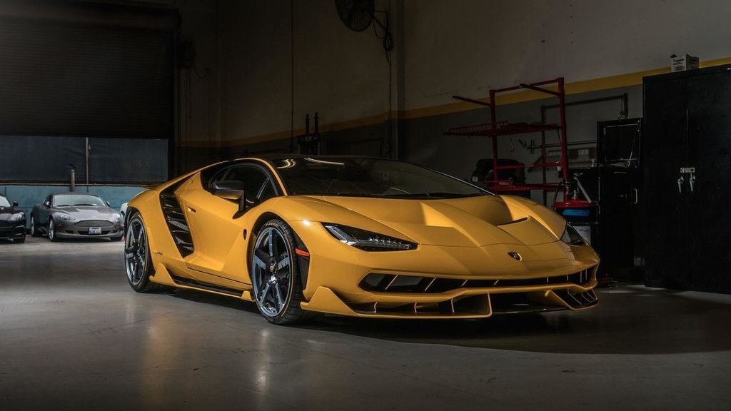 Mô hình xe ô tô Lamborghini Centenario Yellow 1:18 Exclusive Maisto –  