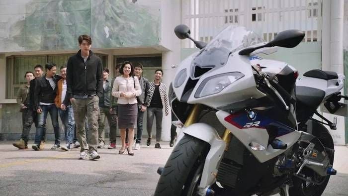 BMW S1000RR trong phim Chingu 2