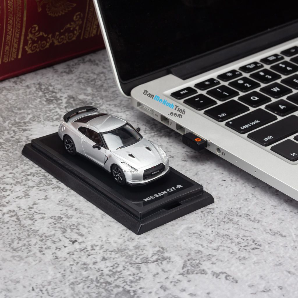 Mô hình xe Nissan GTR 1:64 Dealer Silver giá rẻ
