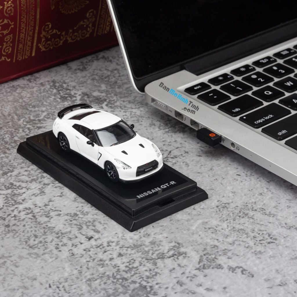 Mô hình xe Nissan GTR 1:64 Dealer White giá rẻ