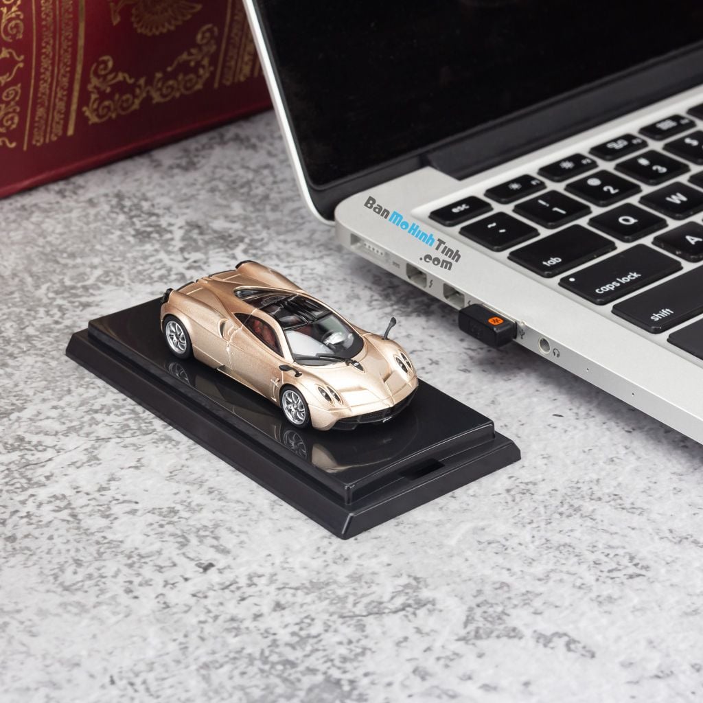 Mô hình siêu xe Pagani Huayra 1:64 Dealer Gold