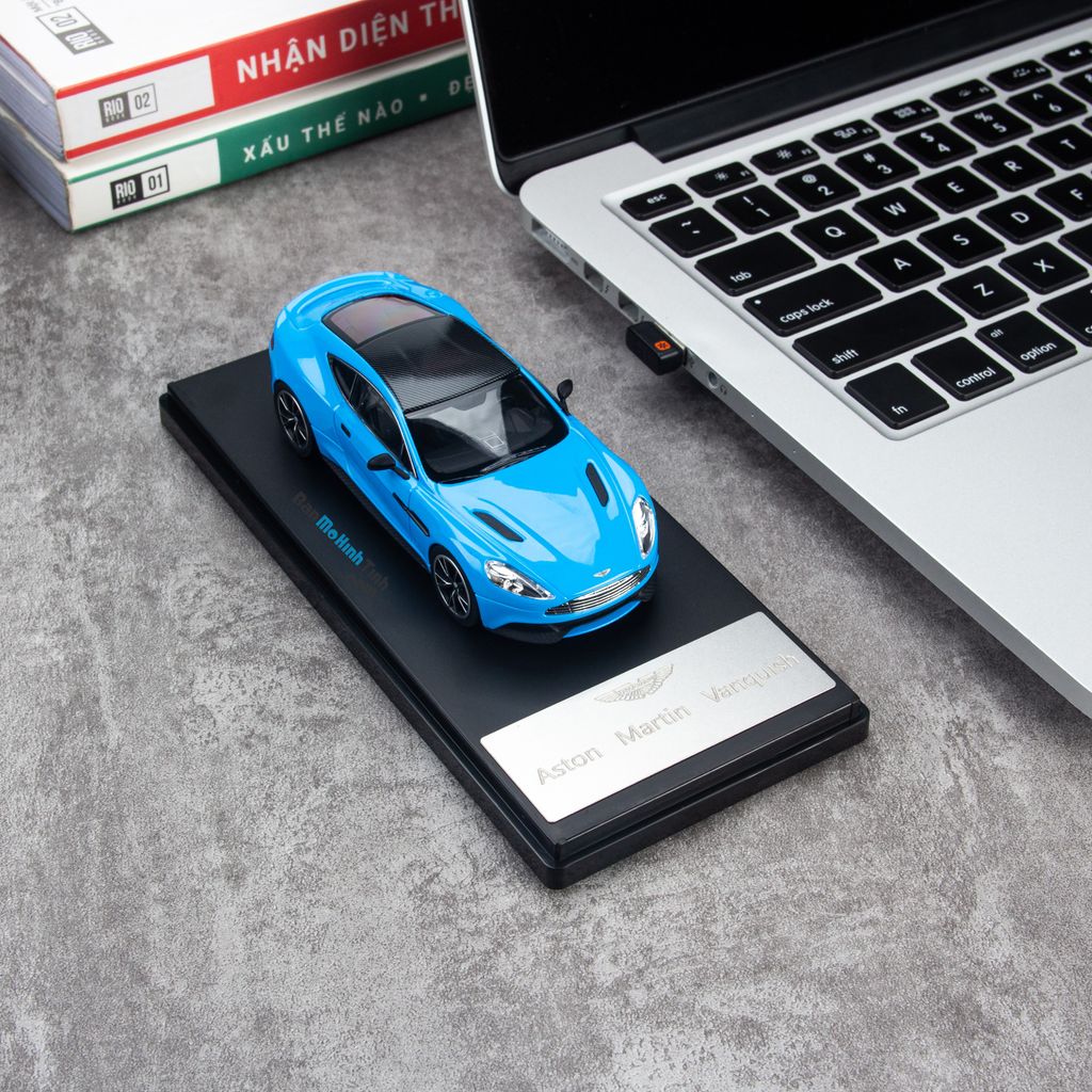 Mô hình siêu xe Aston Martin Vanquish Blue 1:43 Dealer