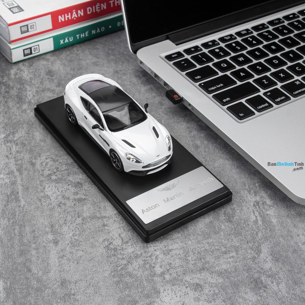 Mô hình siêu xe Aston Martin Vanquish White 1:43 Dealer