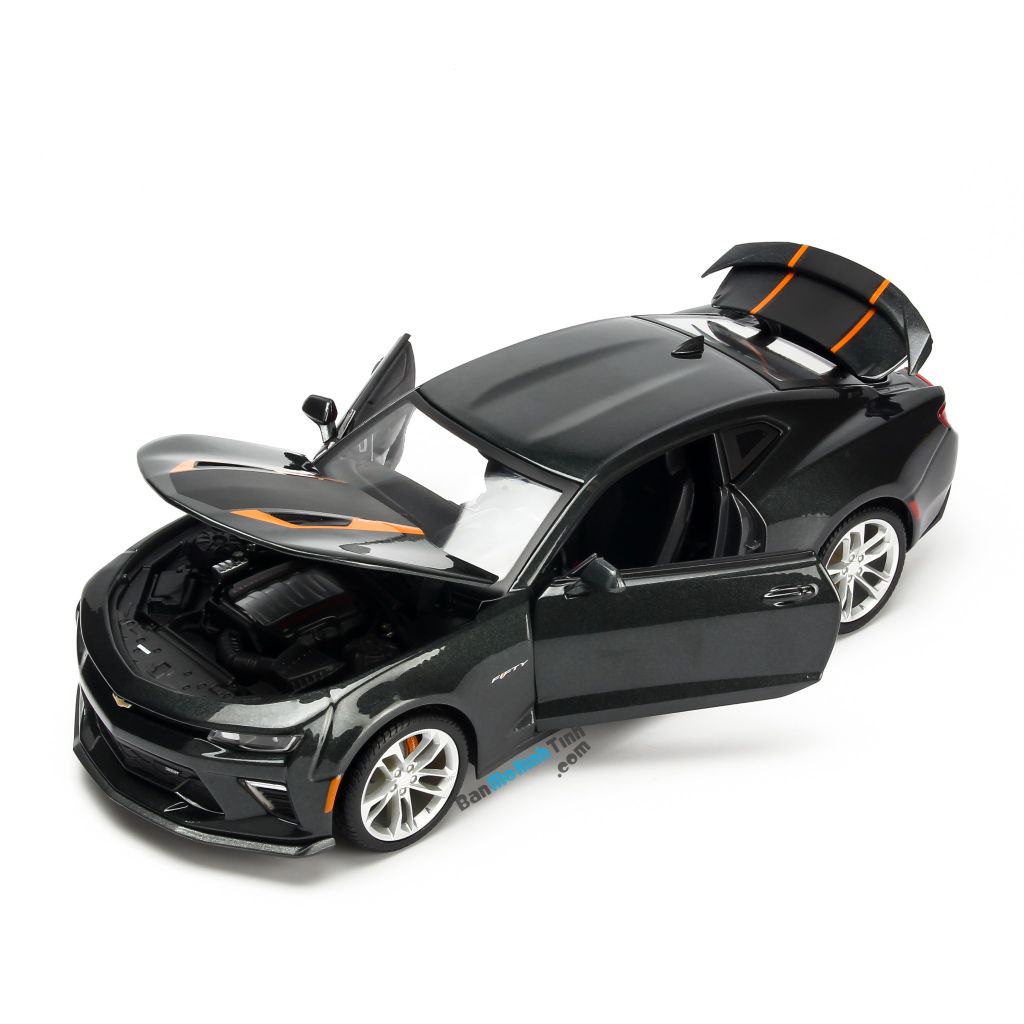 Mô hình xe Chevrolet Camaro 50th Anniversary 2017 1:18 Maisto