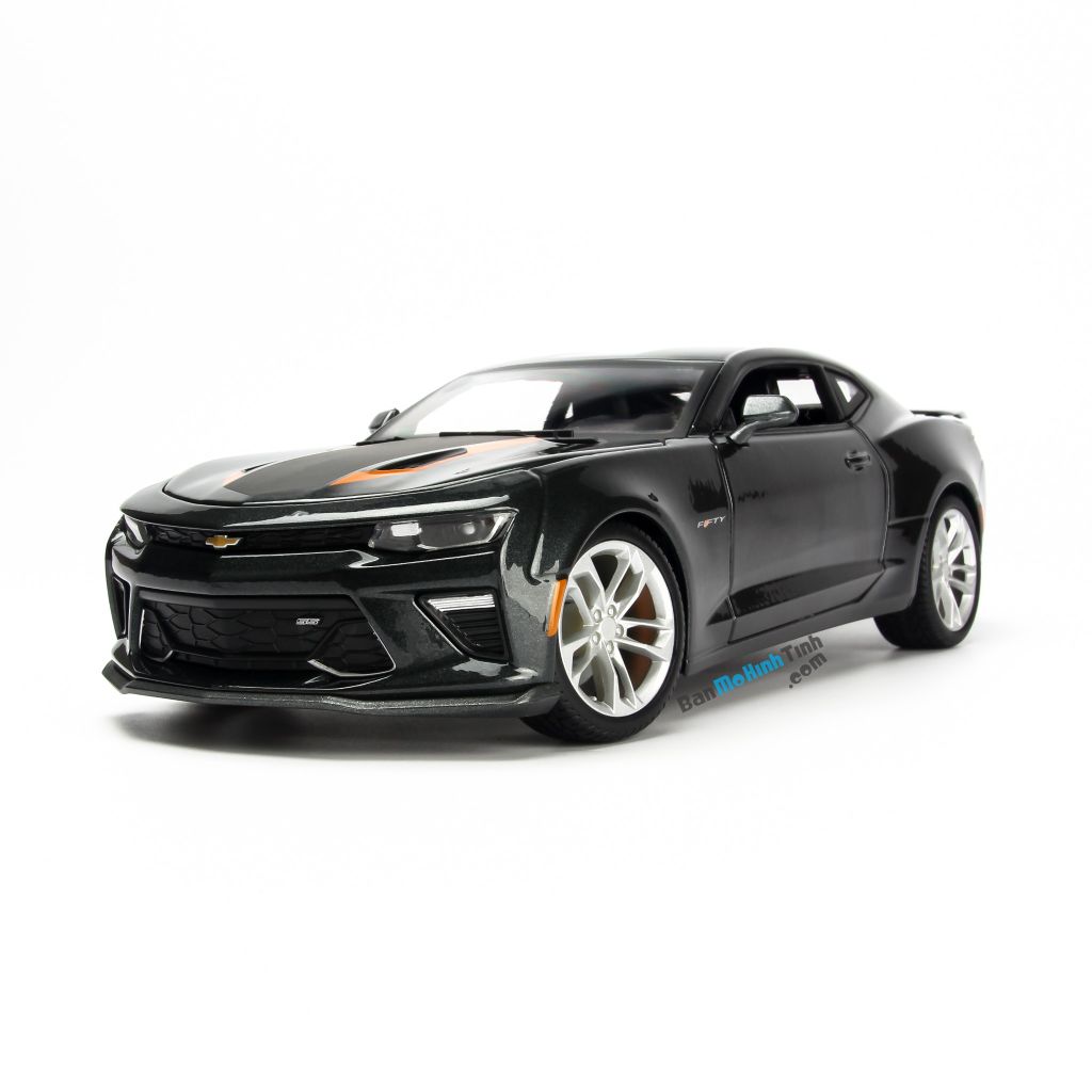Mô hình xe Chevrolet Camaro 50th Anniversary 2017 1:18 Maisto