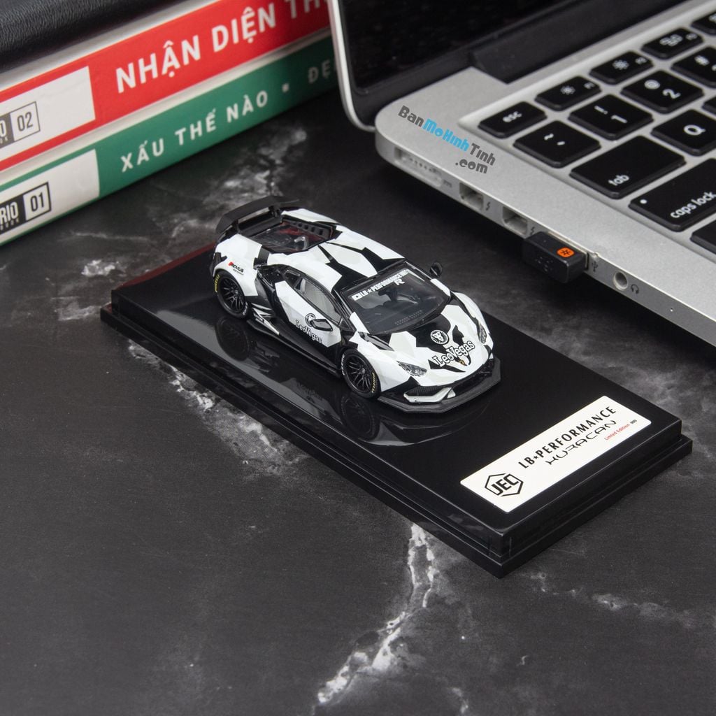 Mô hình siêu xe Lamborghini Huracan LeoVegas 1:64 JEC white/black