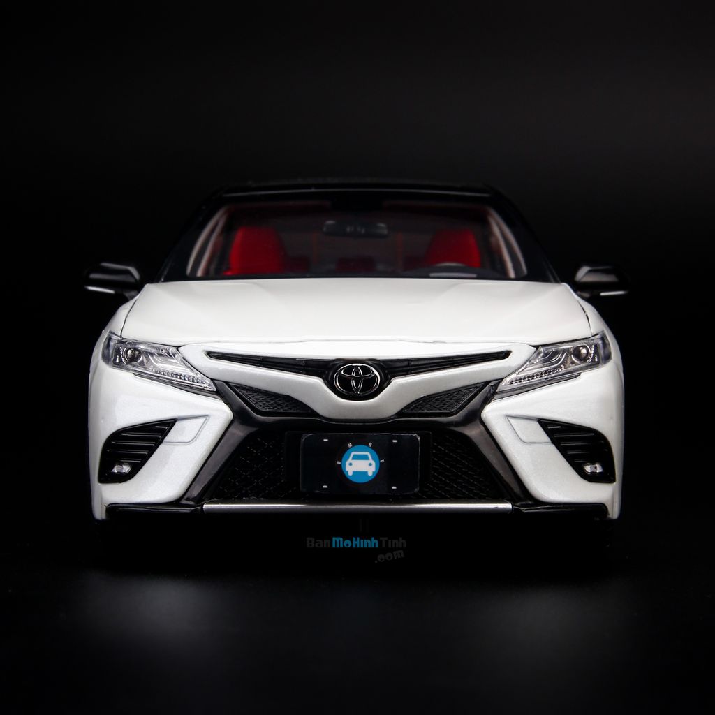 Mô hình xe Toyota Camry 2018 White Sport 1:18 Paudi