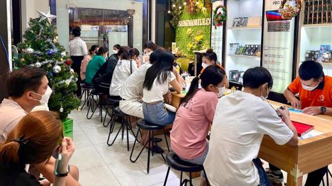 Hình ảnh khách hàng mua sắm tại chi nhánh 352 Phan Văn Trị, Phường 11, Quận Bình Thạnh, TP.HCM